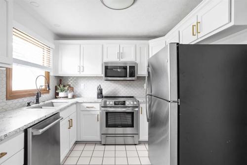 Η κουζίνα ή μικρή κουζίνα στο Renovated Brownsburg Retreat - 30mins from Indy