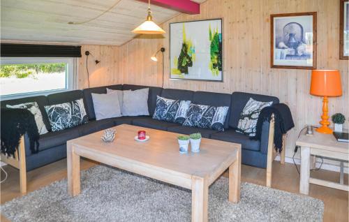 un soggiorno con un divano e un tavolino da caffè di Holiday Home Hovgårdsvej Henne Iii a Henne Strand