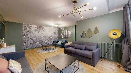 un salon avec un canapé et une table dans l'établissement 370 Anthony - Superbe Appartement à Paris, à Paris