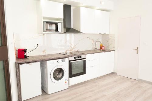 - une cuisine blanche avec lave-linge et sèche-linge dans l'établissement Appartement près du Vieux-Port, à Marseille