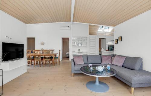 TV a/nebo společenská místnost v ubytování Three-Bedroom Holiday Home In Nexo