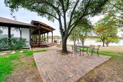 Κήπος έξω από το Lake Gem Private Dock and Large Patio in Lewisville