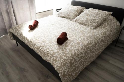 - un lit avec 2 oreillers bruns en bonneterie dans l'établissement Appartement près du Vieux-Port, à Marseille