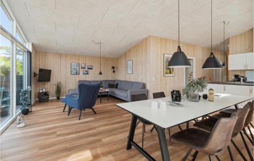 Η κουζίνα ή μικρή κουζίνα στο Cozy Home In Nexø With Kitchen