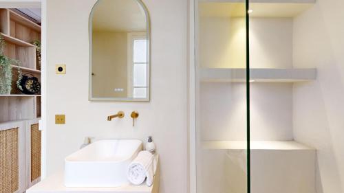 Photo de la galerie de l'établissement 358 Suite Madeleine - Superbe Appartement à Paris, à Paris