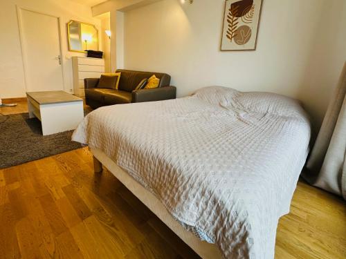 une chambre avec un lit et un canapé dans l'établissement Montparnasse Duroc Paris, à Paris