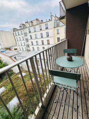 d'une table et d'une chaise sur un balcon avec un bâtiment dans l'établissement Montparnasse Duroc Paris, à Paris
