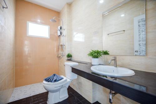 a bathroom with a toilet and a sink at BUDDe' Cozy House วิลล่าอบอุ่น&ใกล้เมืองใกล้ทะเล in Hua Hin