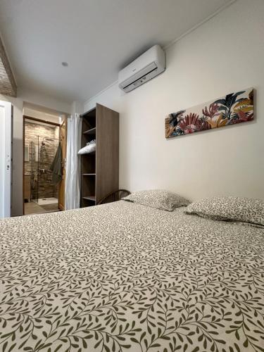 - une chambre avec un grand lit et un couvre-lit blanc dans l'établissement Appartement 2 pièces Antibes, à Antibes