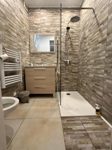 une salle de bain avec douche et lavabo dans l'établissement Appartement 2 pièces Antibes, à Antibes