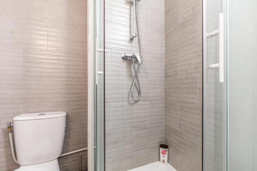 un bagno con doccia e WC di Chic apart with parking a Mantes-la-Jolie