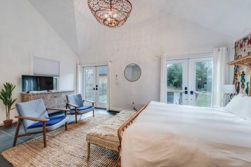 Postel nebo postele na pokoji v ubytování Wooded Oasis and Guest House in Hamptons!