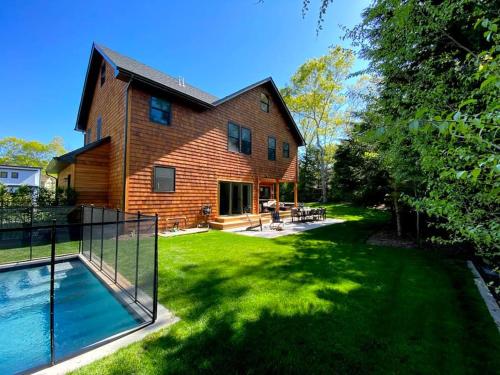Bazén v ubytování Wooded Oasis and Guest House in Hamptons! nebo v jeho okolí