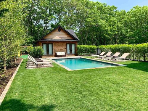 Bazén v ubytování Wooded Oasis and Guest House in Hamptons! nebo v jeho okolí