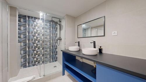 une salle de bain avec deux lavabos et une douche dans l'établissement 230 Suite Mayfair - Superb apartment in Paris, à Paris
