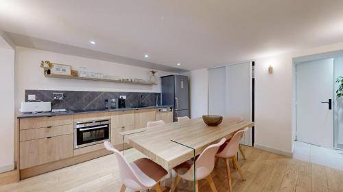 une cuisine avec une table et des chaises en bois dans l'établissement 230 Suite Mayfair - Superb apartment in Paris, à Paris