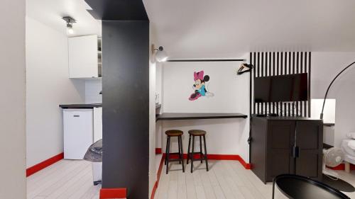 une cuisine avec un comptoir et des tabourets dans une pièce dans l'établissement 229 Suite Fantasyland - Superb apartment, à Paris
