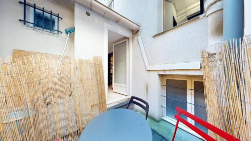 une table et une chaise devant le bâtiment dans l'établissement 229 Suite Fantasyland - Superb apartment, à Paris