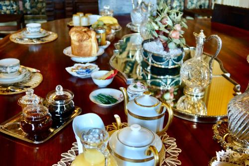 - une table en bois avec un bouquet de plats dans l'établissement Château de Bonneval, à Coussac-Bonneval