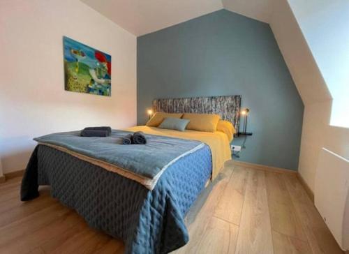 A bed or beds in a room at L hirondelle, Quartier Rosendael