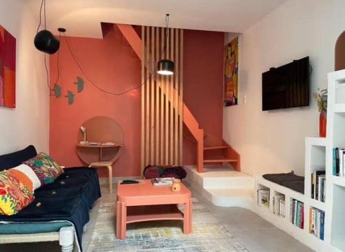 un salon avec un canapé et un escalier dans l'établissement L hirondelle, Quartier Rosendael, à Dunkerque