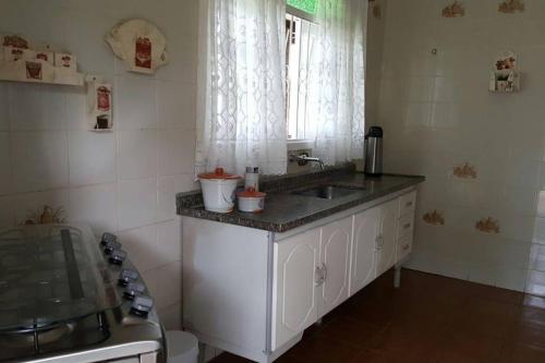 Η κουζίνα ή μικρή κουζίνα στο Chácara em Porto Feliz SP