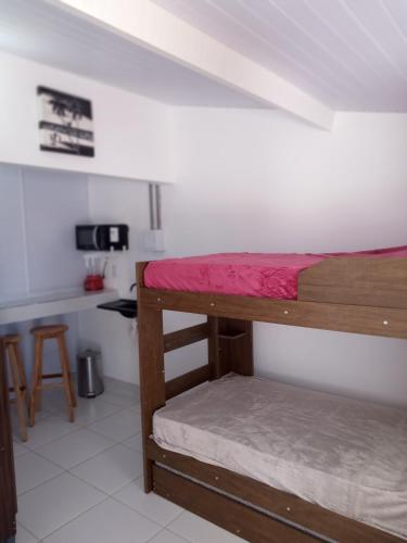 a bedroom with two bunk beds in a room at suite completa na cobertura no prea ce in Prea
