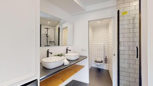 een badkamer met twee wastafels en een spiegel bij 199 Suite Monopoly - Superb Apartment in Paris in Parijs