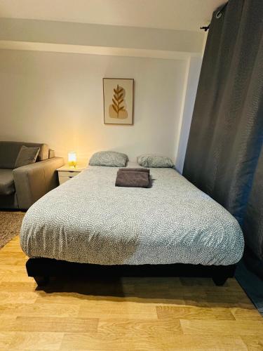 une chambre avec un lit et un canapé dans l'établissement Necker Paris, à Paris