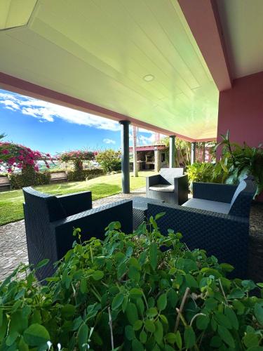 een patio met 2 stoelen en planten bij Casa Caboz in Ponta do Sol