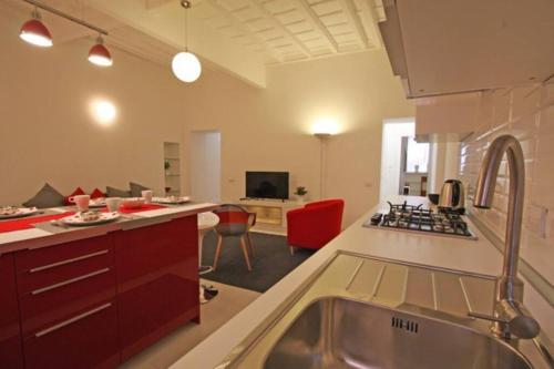 uma cozinha com pia e uma sala de estar em Suite Boschetto Holidays em Roma