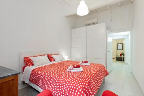 um quarto com uma cama de bolinhas vermelhas e brancas em Suite Boschetto Holidays em Roma