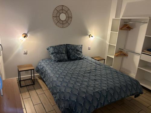 une chambre avec un lit et une horloge au mur dans l'établissement el apartamento de julia, à Carcassonne