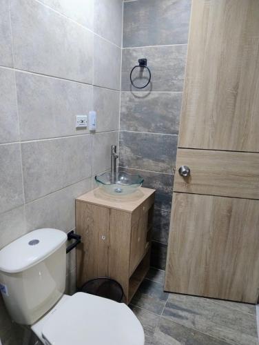 a bathroom with a toilet and a sink at Condominio Bahía Solero Girardot in Ricaurte