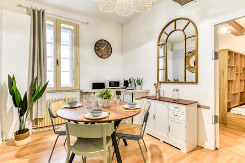 une cuisine et une salle à manger avec une table et des chaises dans l'établissement El Quatro - Wifi - Central - tout équipé, à Carcassonne