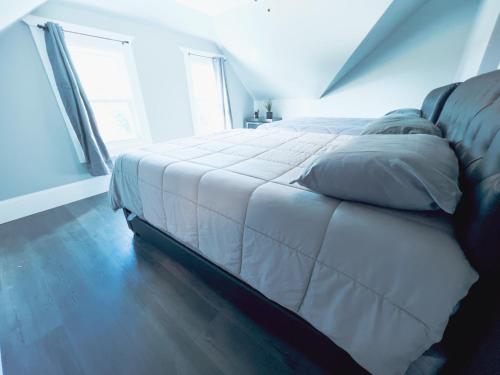 Postel nebo postele na pokoji v ubytování Comfy 4BR-Free Parking-Wi-Fi in Niagara Falls NY