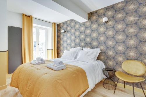 une chambre avec un lit avec des serviettes dessus dans l'établissement 169 Suite W - Élégant Appartement à Paris, à Paris