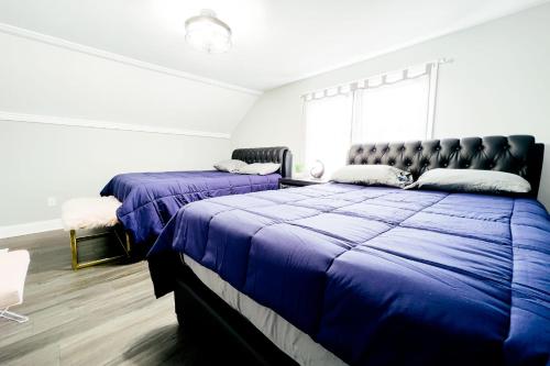 Postel nebo postele na pokoji v ubytování 2 Homes, 1 Stay-7BR Niagara Falls Compound