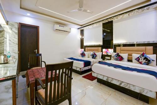 Postel nebo postele na pokoji v ubytování Hotel Shri Vinayak in City Centre at New Delhi Railway Station-By RCG Hotels