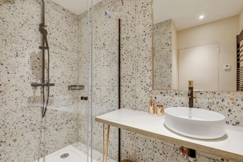 une salle de bain avec un lavabo et une douche dans l'établissement 168 Suite M - Superbe Appartement à Paris, à Paris