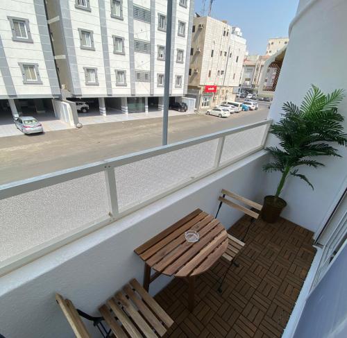 a balcony with a bench and a potted plant at دار نوره وحدة سكنية في منتصف جدة in Jeddah