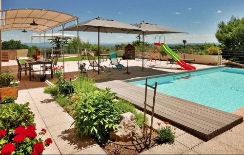 une piscine avec un toboggan et une aire de jeux dans l'établissement Villa-piscine avec vue panoramique pour 2 à 10 personnes - PROMO 2025 Nouveaux tarifs affichés - moins 20 pour cent au 1er mai-, à Villeneuve-lès-Avignon