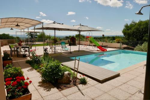 - une piscine avec toboggan et parasols dans l'établissement Villa-piscine avec vue panoramique pour 2 à 10 personnes - PROMO 2025 Nouveaux tarifs affichés - moins 20 pour cent au 1er mai-, à Villeneuve-lès-Avignon