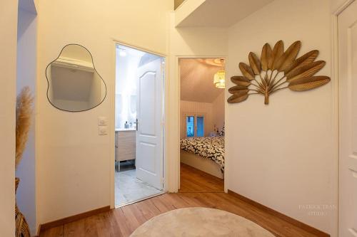 ジョシニーにあるMaison avec jardin 8 personnes près de disney & Parisの廊下(ベッド1台、鏡付)