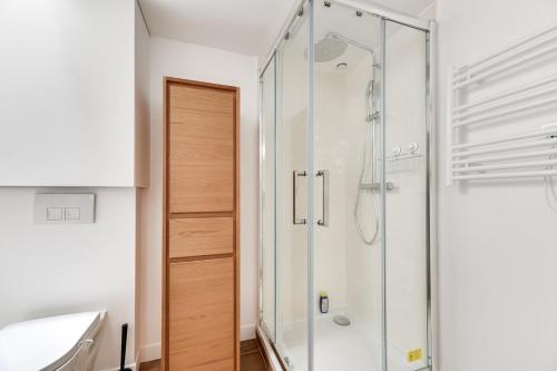 une salle de bain avec une douche, des toilettes et un lavabo dans l'établissement 136 Suite Harold - Superbe Appartement à Paris., à Paris