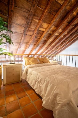 a bedroom with a bed and a wooden ceiling at El monarca in Mompos