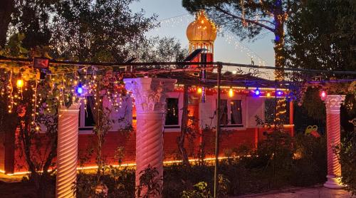 Zahrada ubytování Refugio madera estilo árabe con estatuas, estanques y un pequeño zoo