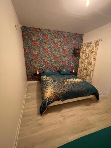 Un dormitorio con una cama en una habitación con una pared. en Gîte L'Atelier, en Avallon