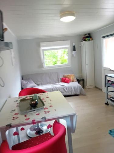 une petite pièce avec un lit, une table et des chaises dans l'établissement marlynn, à Gérardmer