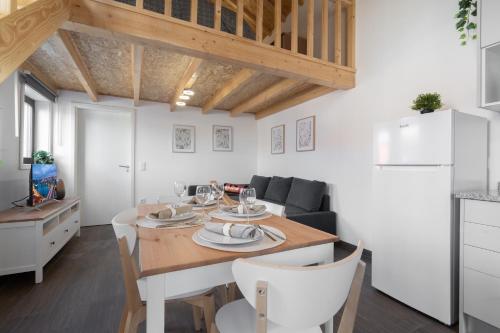Host Wise - Stylish Duplex House - Terrace & River View